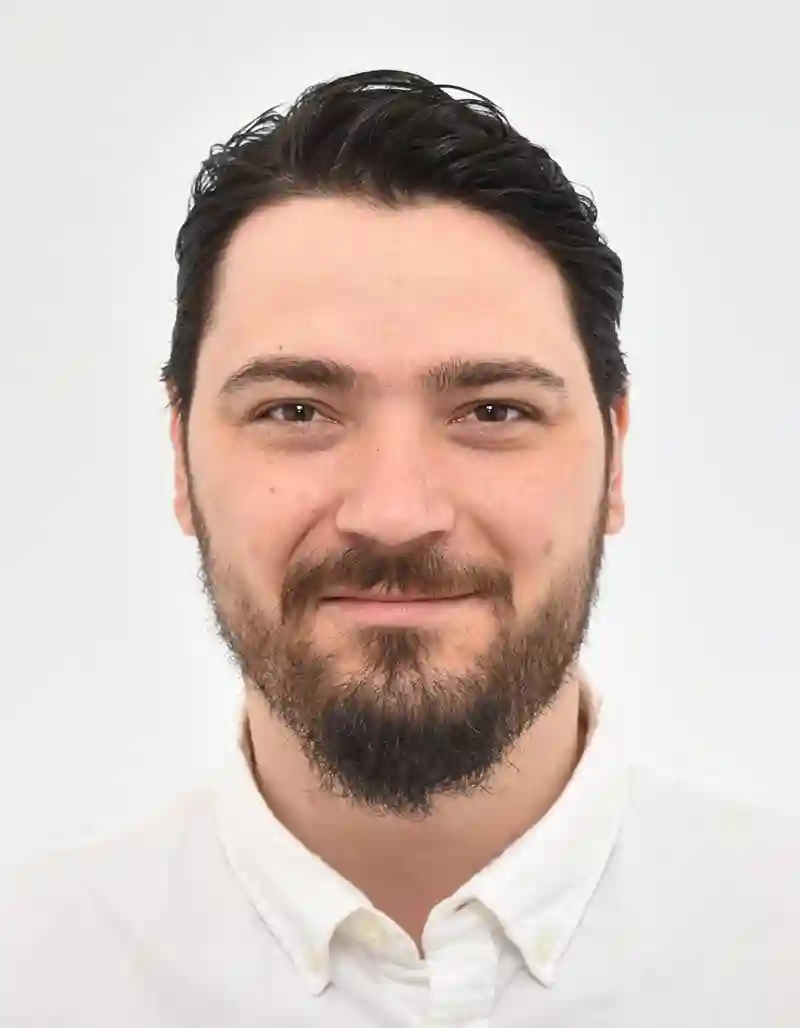 Laptop und Smartphone zeigen eine Website